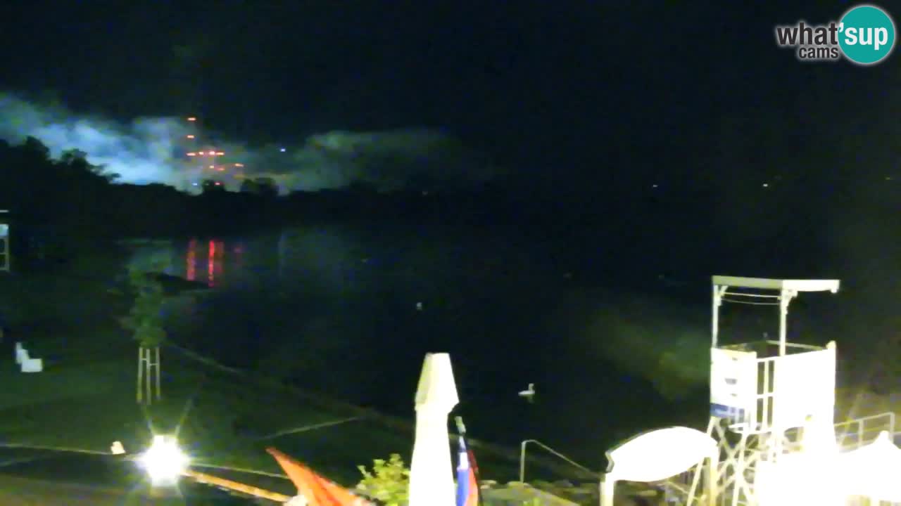 Spletna kamera Velenjsko jezero – Pogled v živo z Velenjske plaže