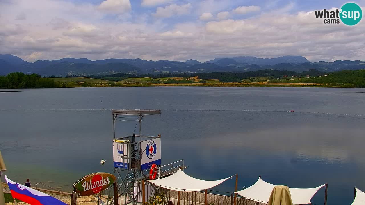 Spletna kamera Velenjsko jezero – Pogled v živo z Velenjske plaže
