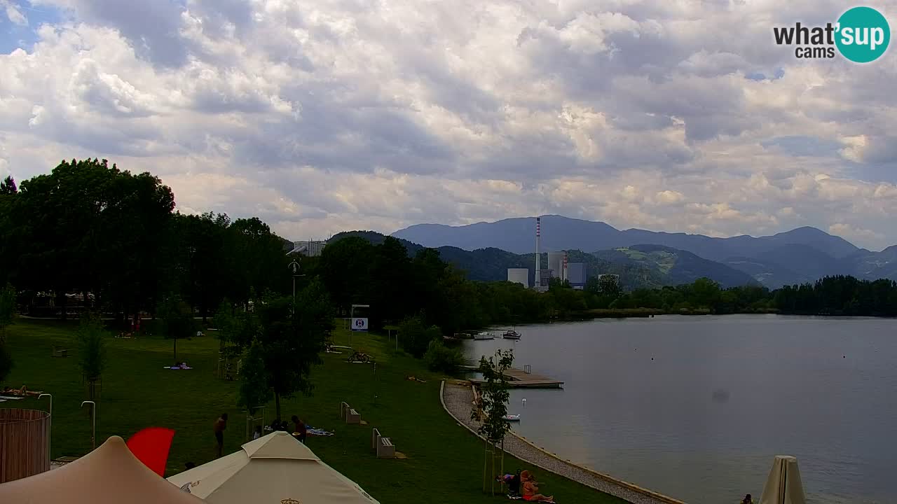 Spletna kamera Velenjsko jezero – Pogled v živo z Velenjske plaže