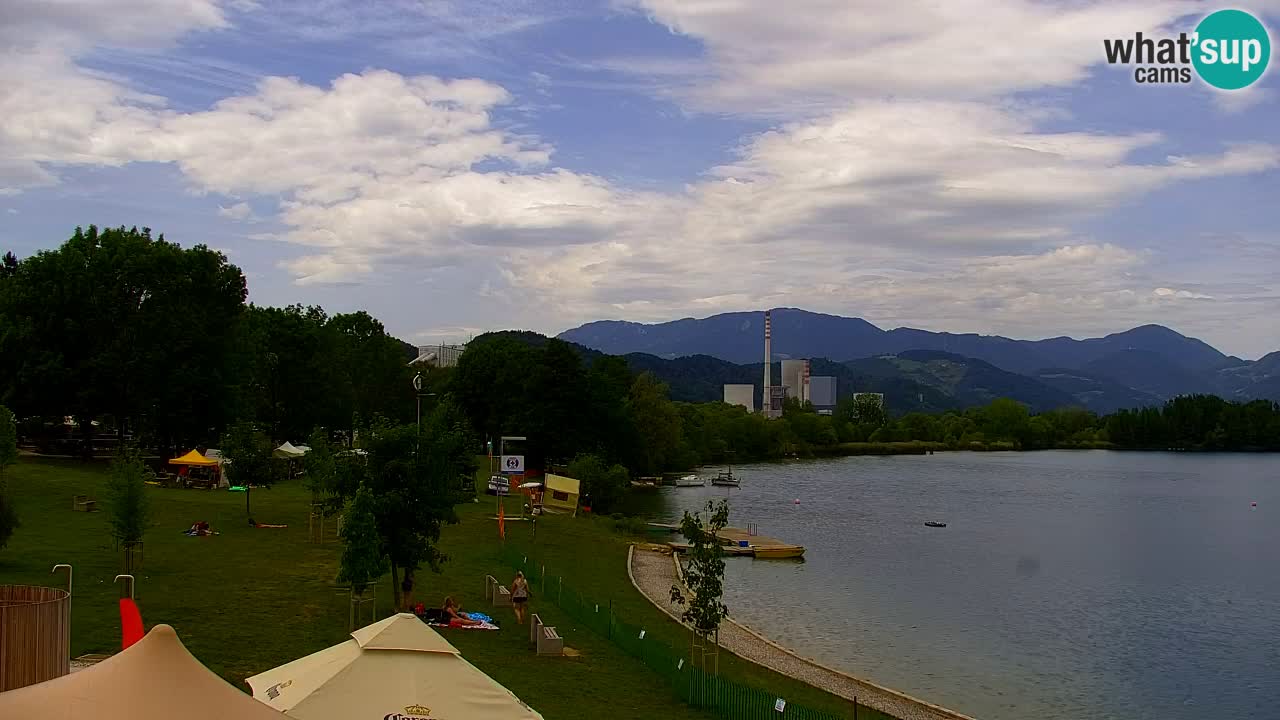 Spletna kamera Velenjsko jezero – Pogled v živo z Velenjske plaže