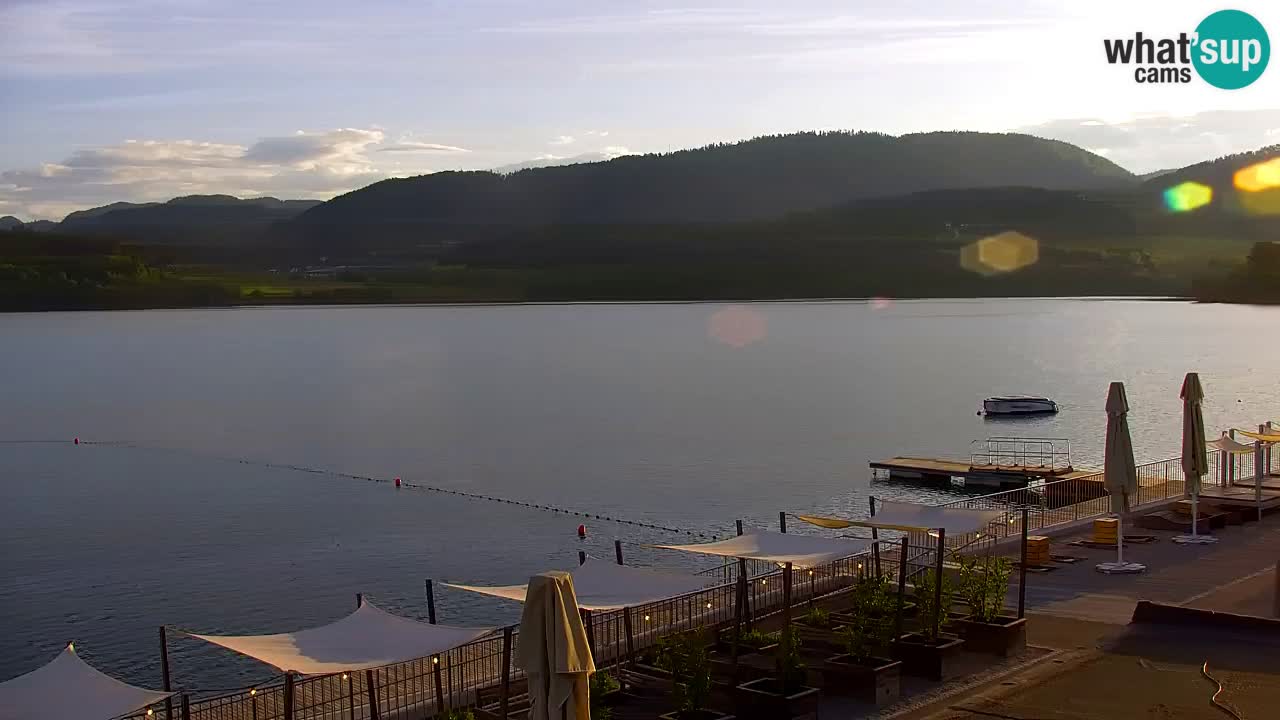 Spletna kamera Velenjsko jezero – Pogled v živo z Velenjske plaže