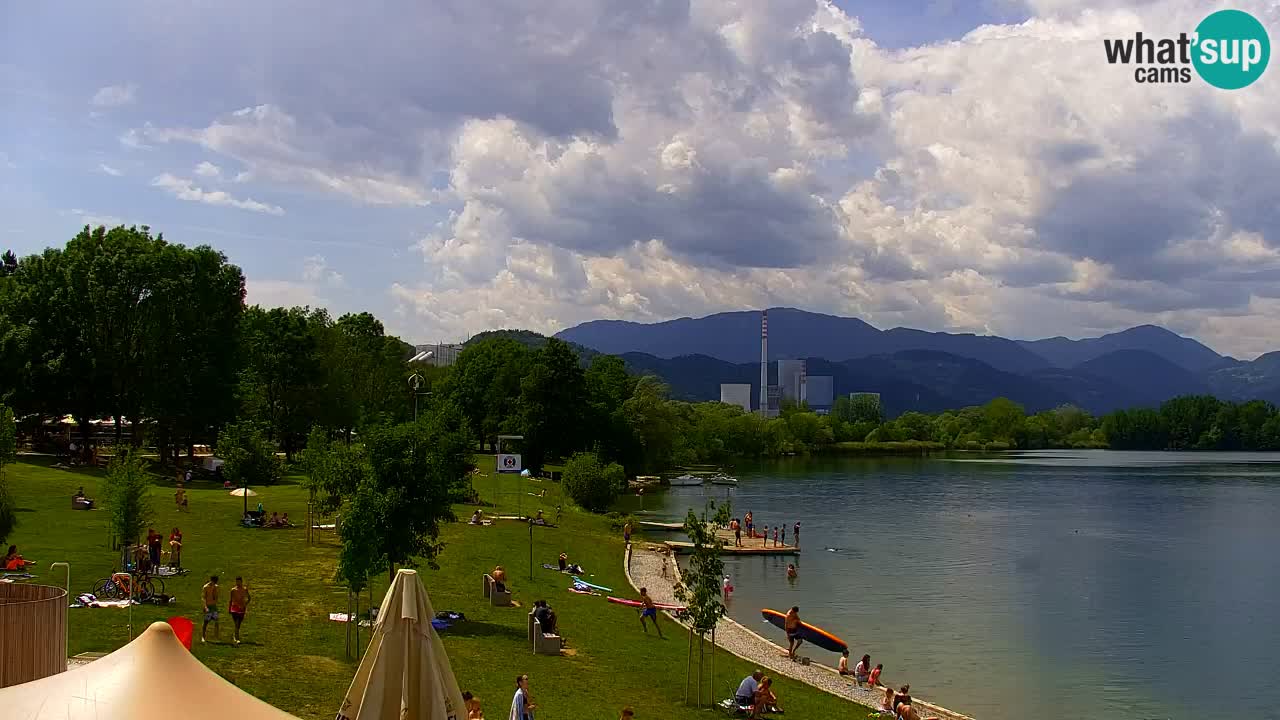 Spletna kamera Velenjsko jezero – Pogled v živo z Velenjske plaže