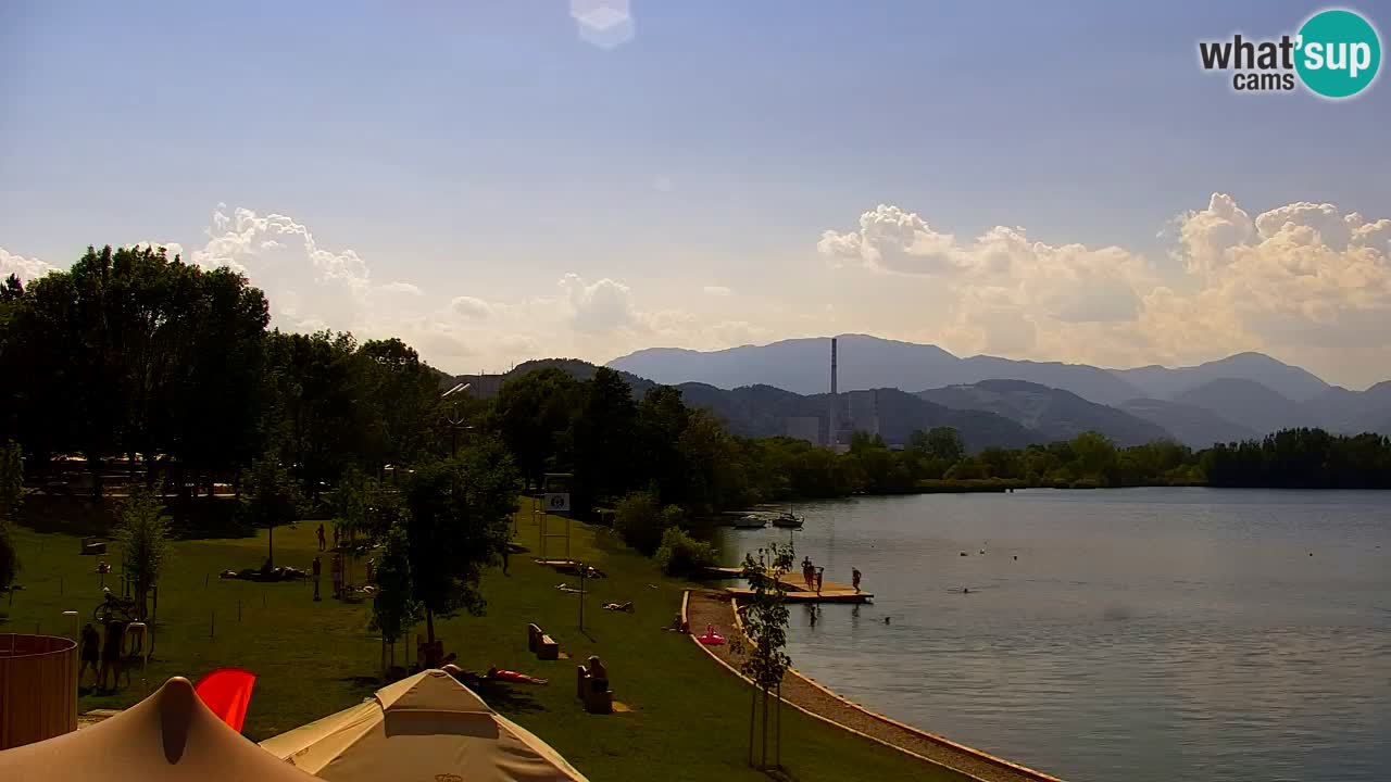 Spletna kamera Velenjsko jezero – Pogled v živo z Velenjske plaže