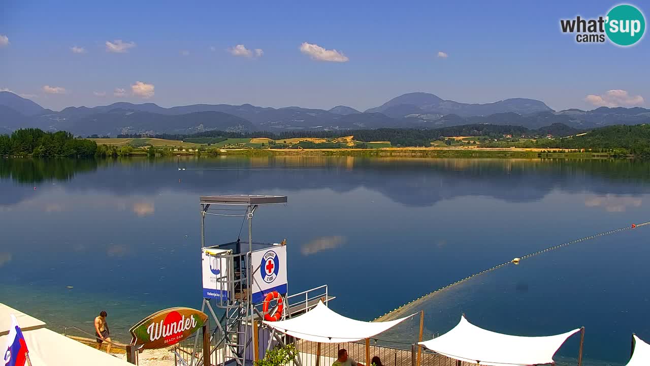 Spletna kamera Velenjsko jezero – Pogled v živo z Velenjske plaže
