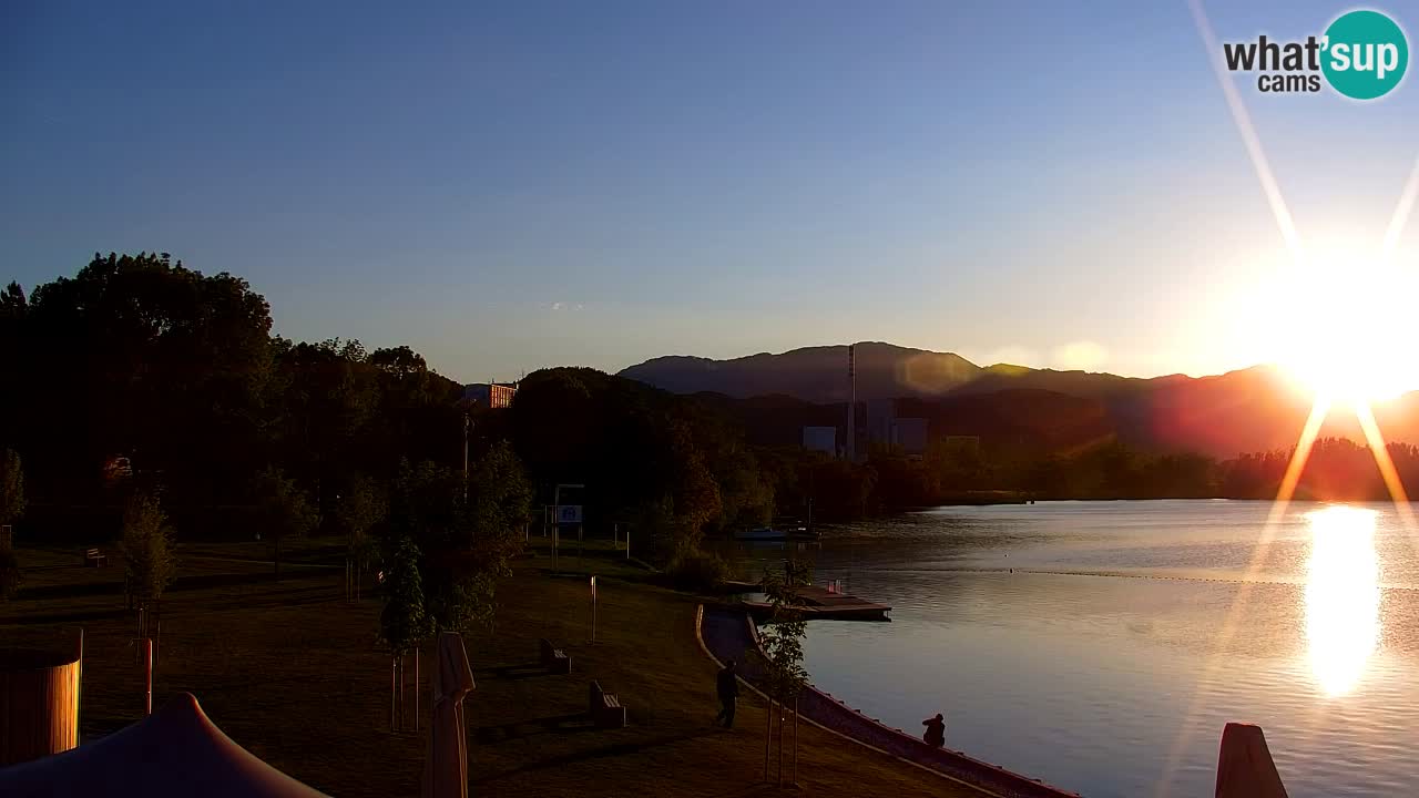 Spletna kamera Velenjsko jezero – Pogled v živo z Velenjske plaže