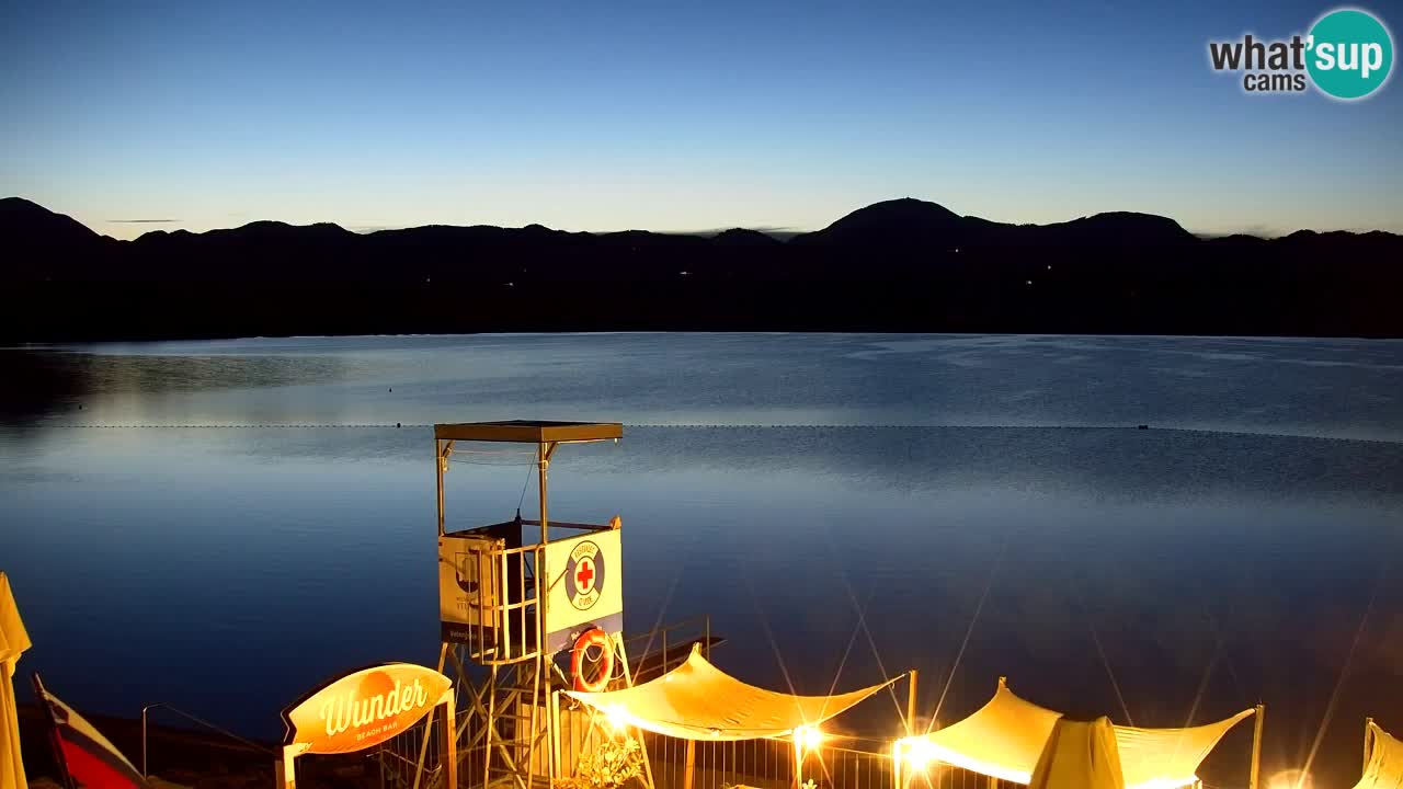 Spletna kamera Velenjsko jezero – Pogled v živo z Velenjske plaže