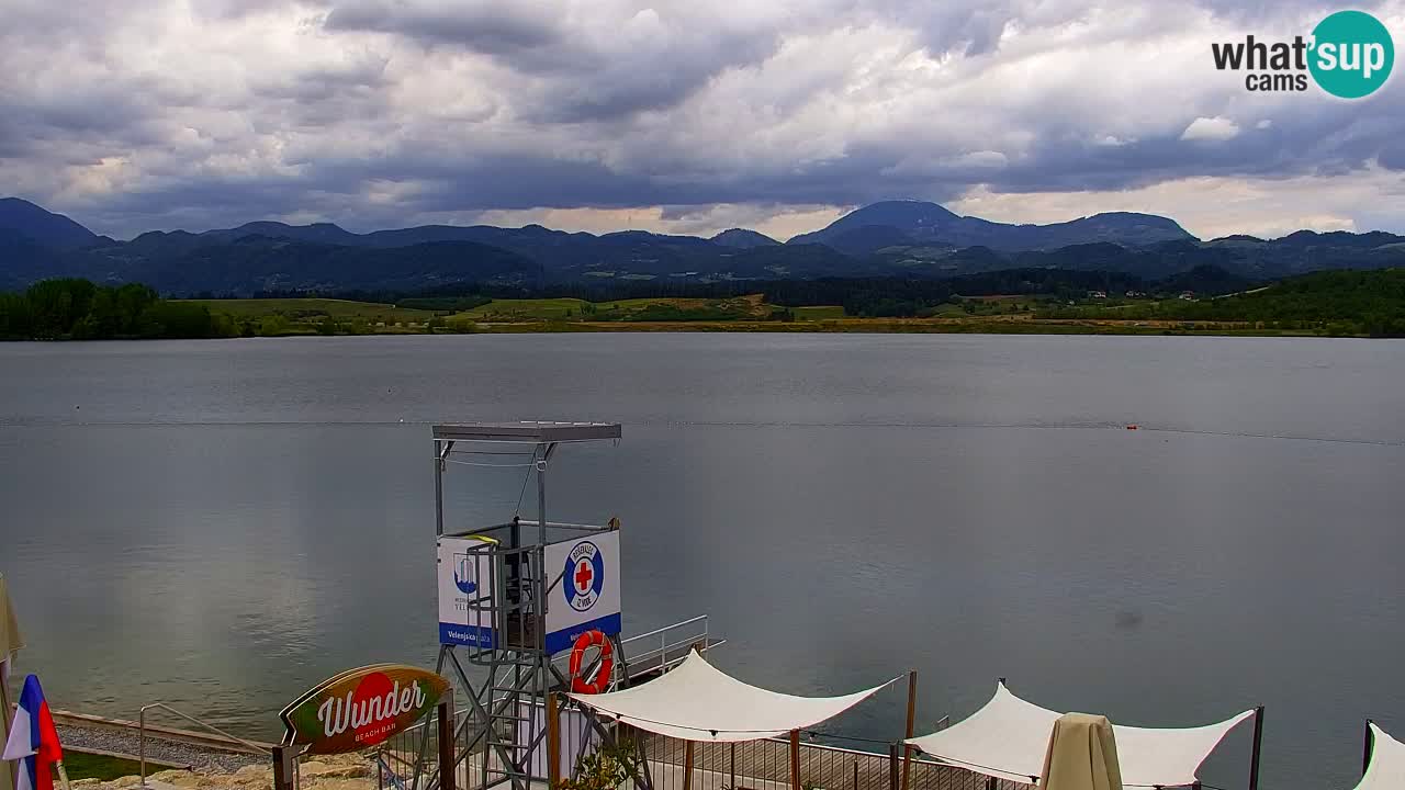 Spletna kamera Velenjsko jezero – Pogled v živo z Velenjske plaže