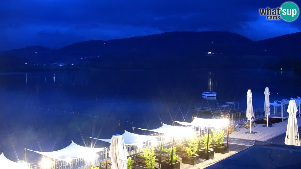 Spletna kamera Velenjsko jezero – Pogled v živo z Velenjske plaže