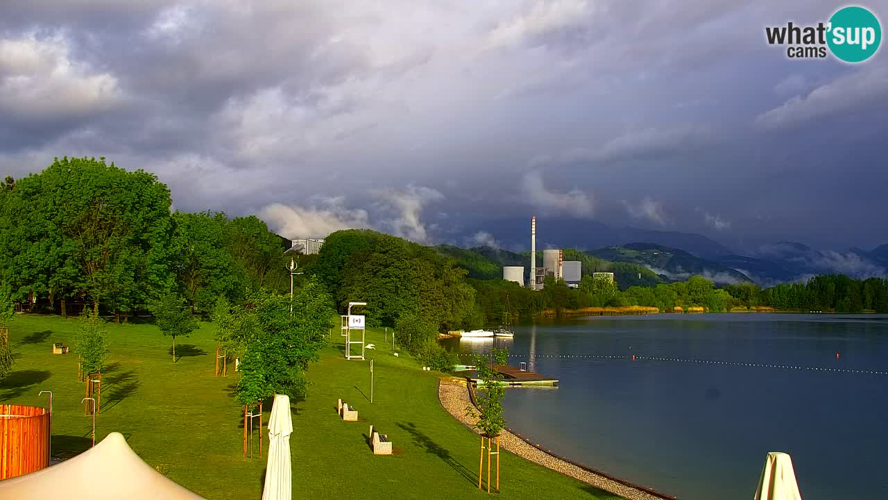 Spletna kamera Velenjsko jezero – Pogled v živo z Velenjske plaže