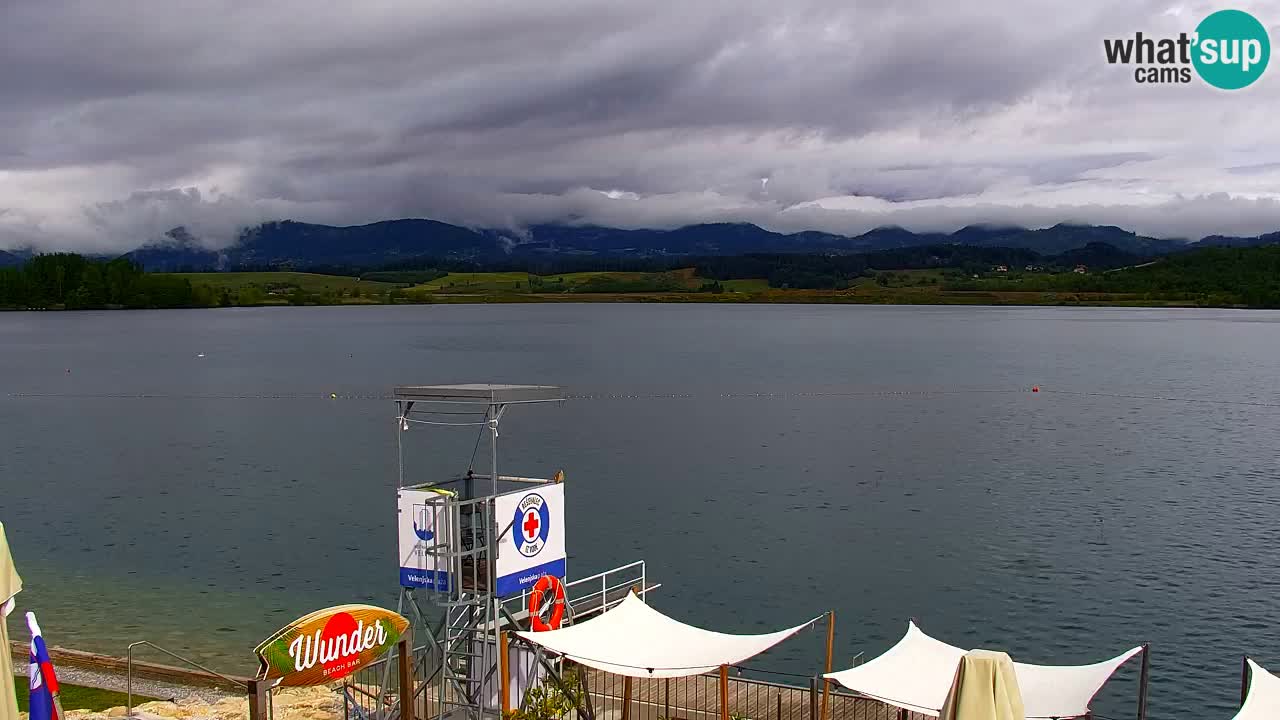 Spletna kamera Velenjsko jezero – Pogled v živo z Velenjske plaže