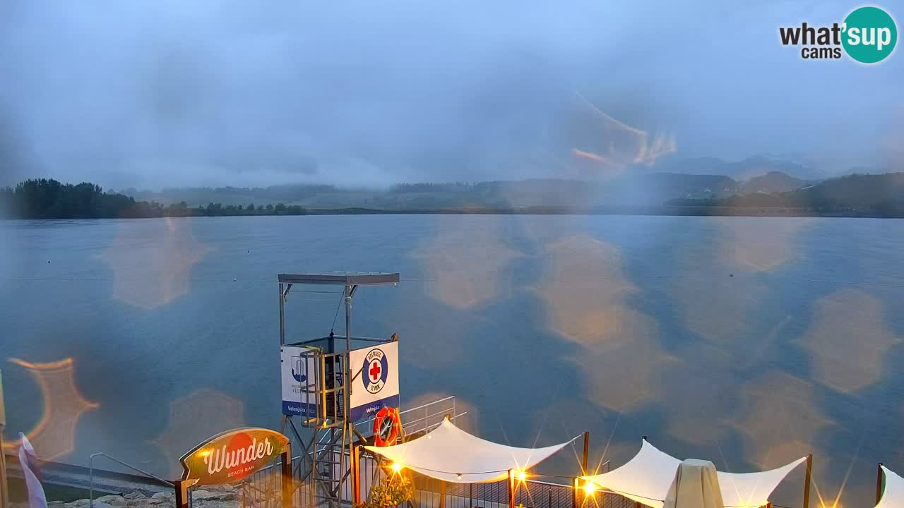 Spletna kamera Velenjsko jezero – Pogled v živo z Velenjske plaže