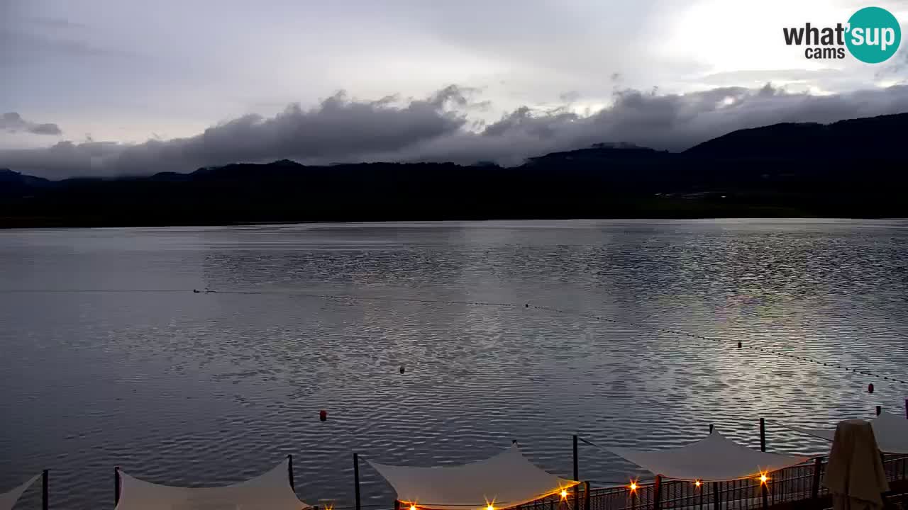 Spletna kamera Velenjsko jezero – Pogled v živo z Velenjske plaže