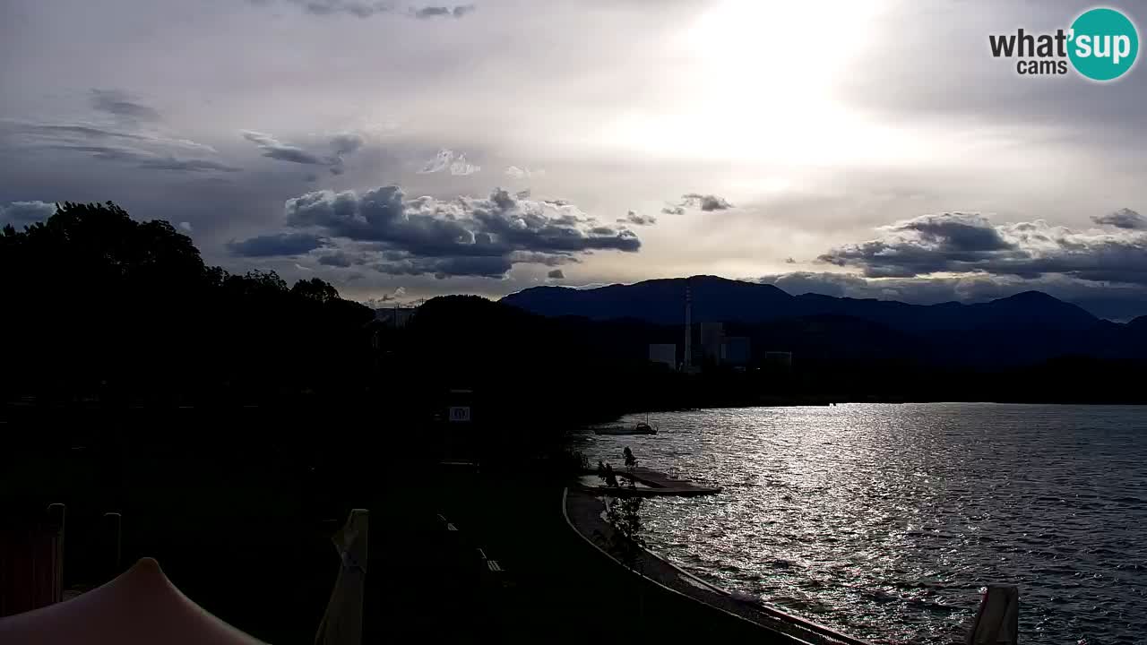 Spletna kamera Velenjsko jezero – Pogled v živo z Velenjske plaže
