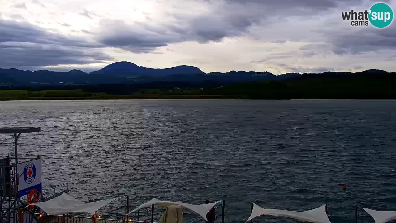 Spletna kamera Velenjsko jezero – Pogled v živo z Velenjske plaže
