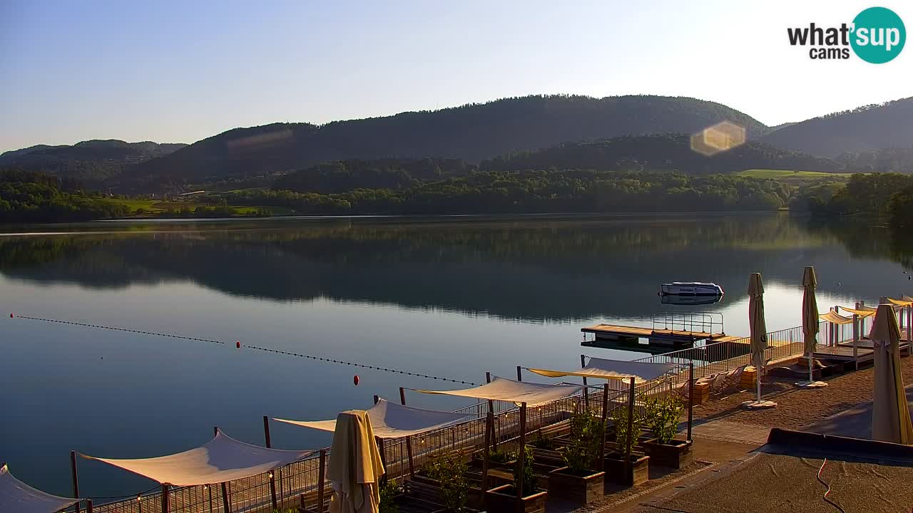 Spletna kamera Velenjsko jezero – Pogled v živo z Velenjske plaže