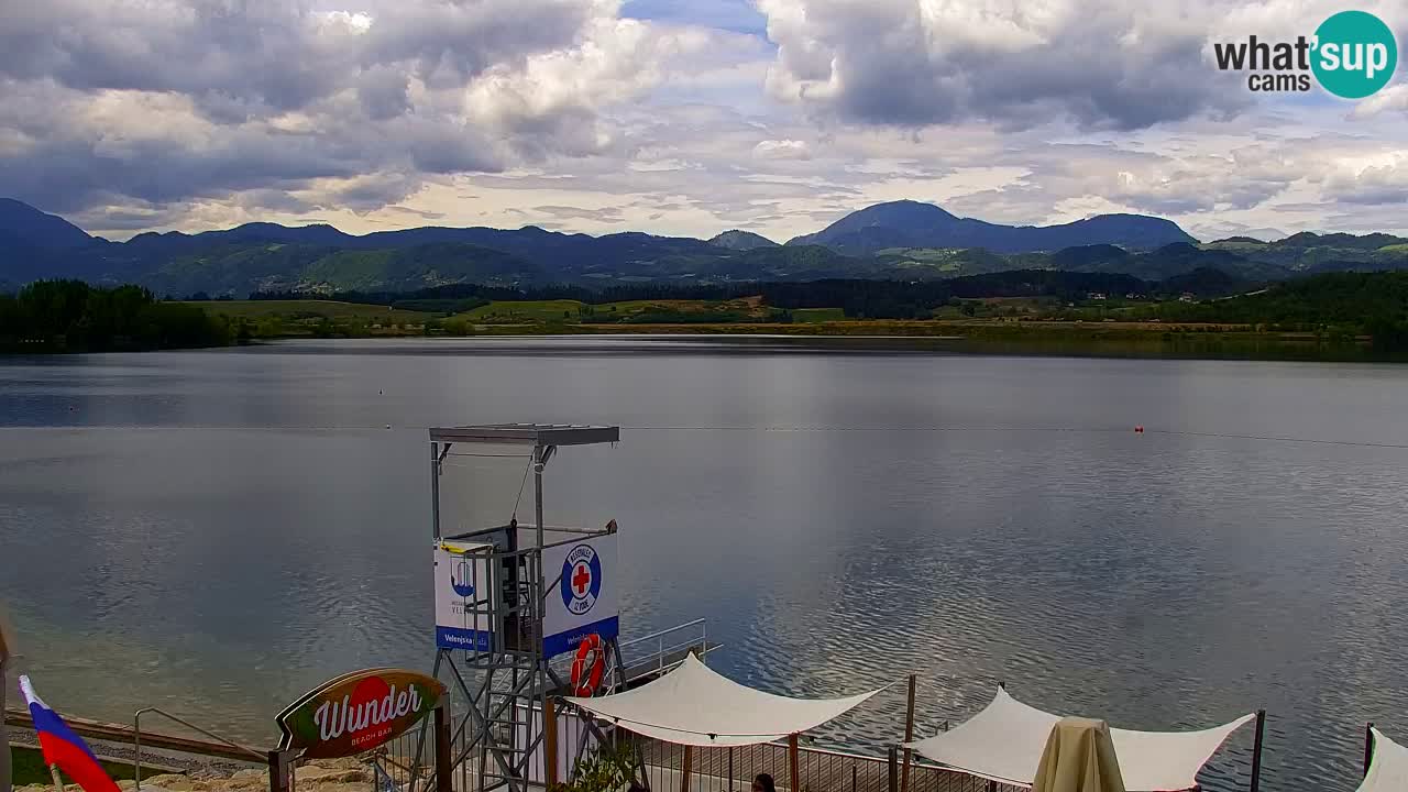 Spletna kamera Velenjsko jezero – Pogled v živo z Velenjske plaže