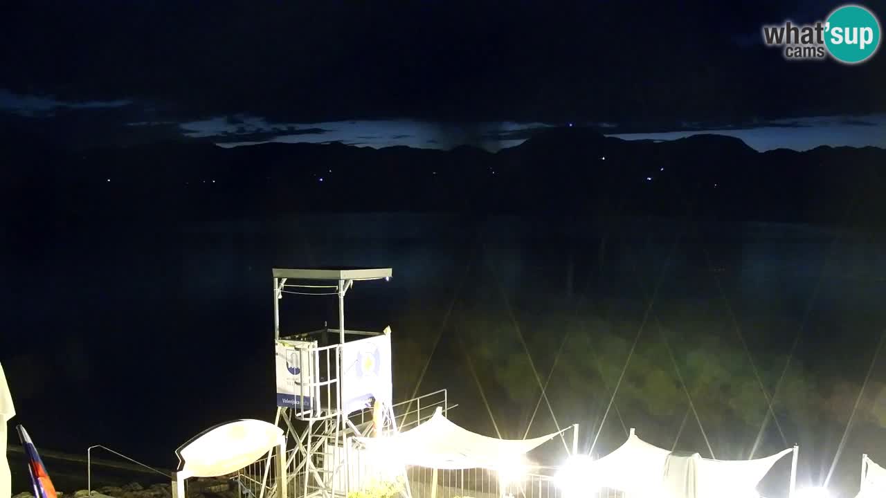 Spletna kamera Velenjsko jezero – Pogled v živo z Velenjske plaže