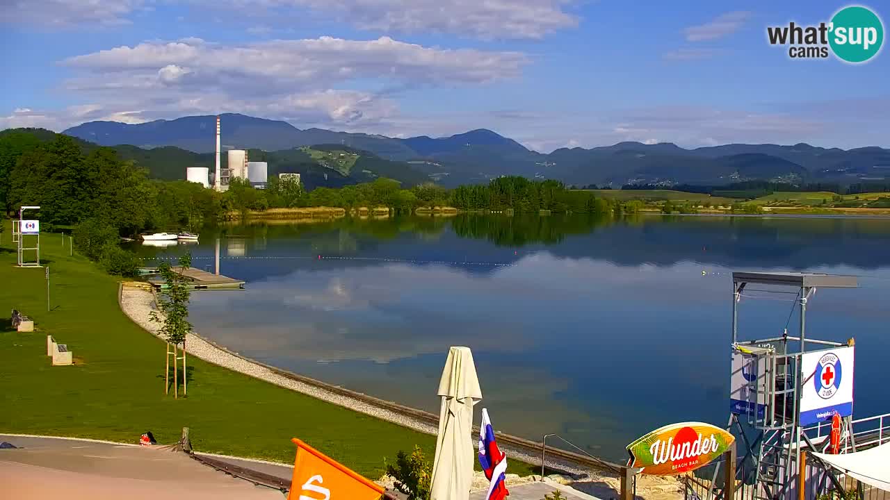 Spletna kamera Velenjsko jezero – Pogled v živo z Velenjske plaže