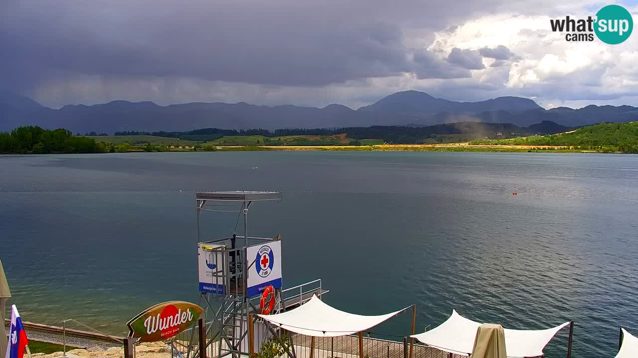 Spletna kamera Velenjsko jezero – Pogled v živo z Velenjske plaže