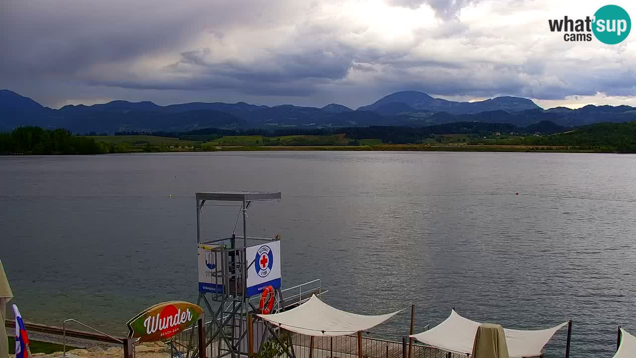 Spletna kamera Velenjsko jezero – Pogled v živo z Velenjske plaže