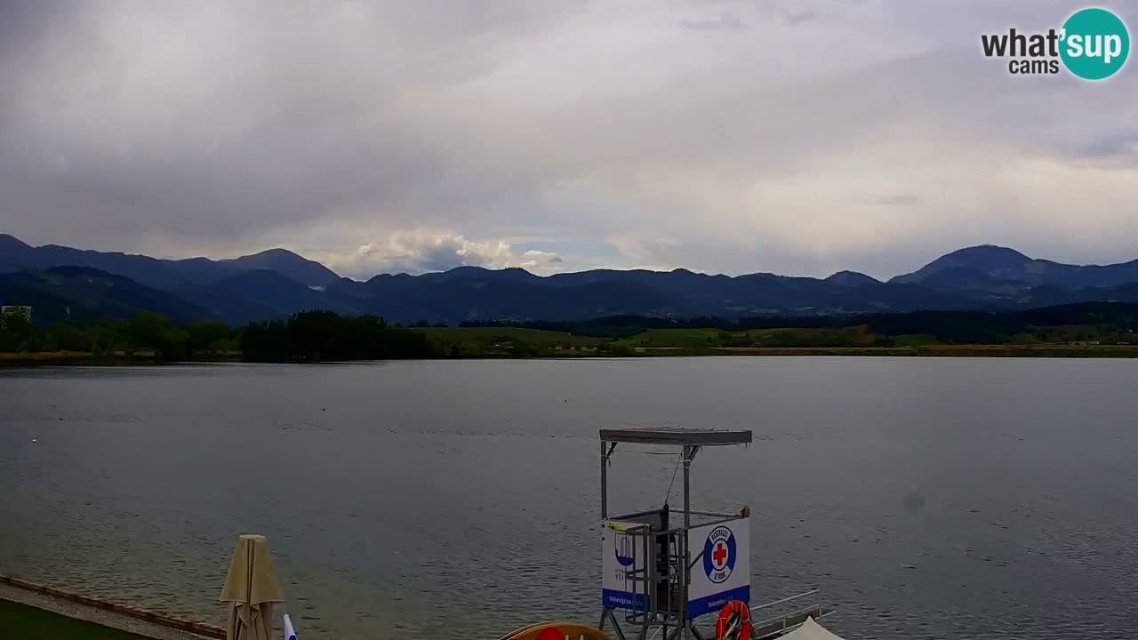 Spletna kamera Velenjsko jezero – Pogled v živo z Velenjske plaže