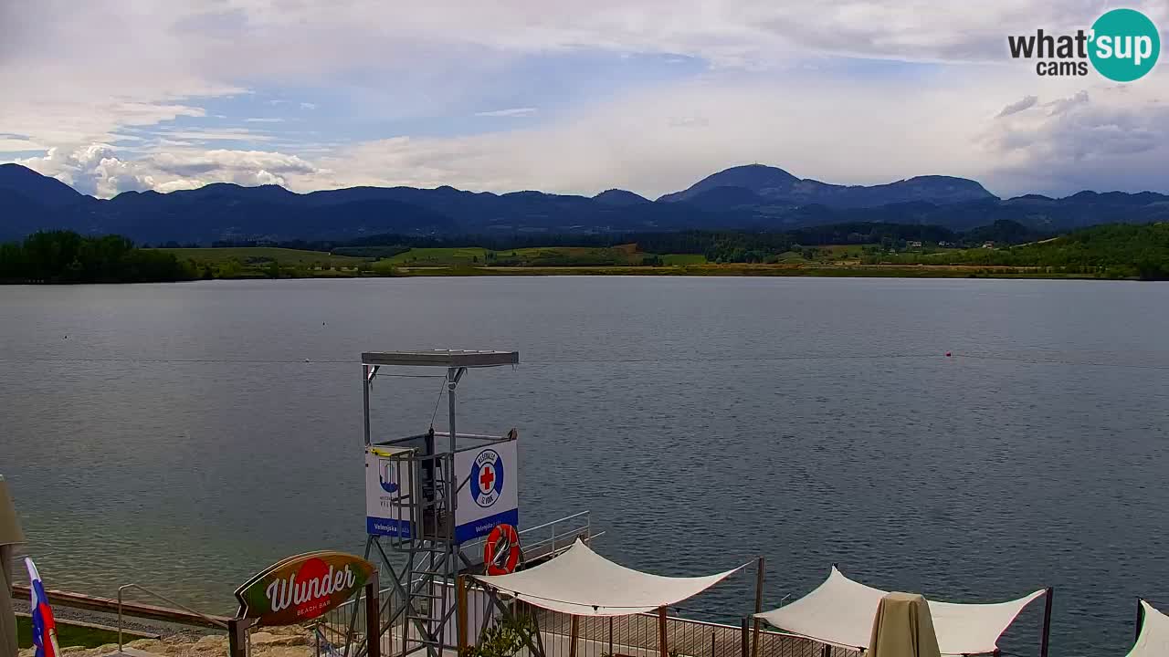 Spletna kamera Velenjsko jezero – Pogled v živo z Velenjske plaže