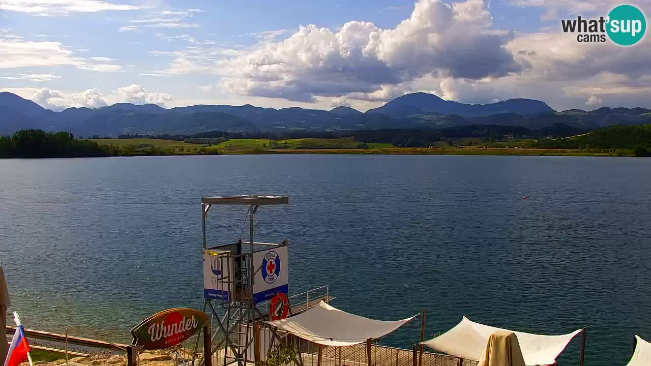 Spletna kamera Velenjsko jezero – Pogled v živo z Velenjske plaže