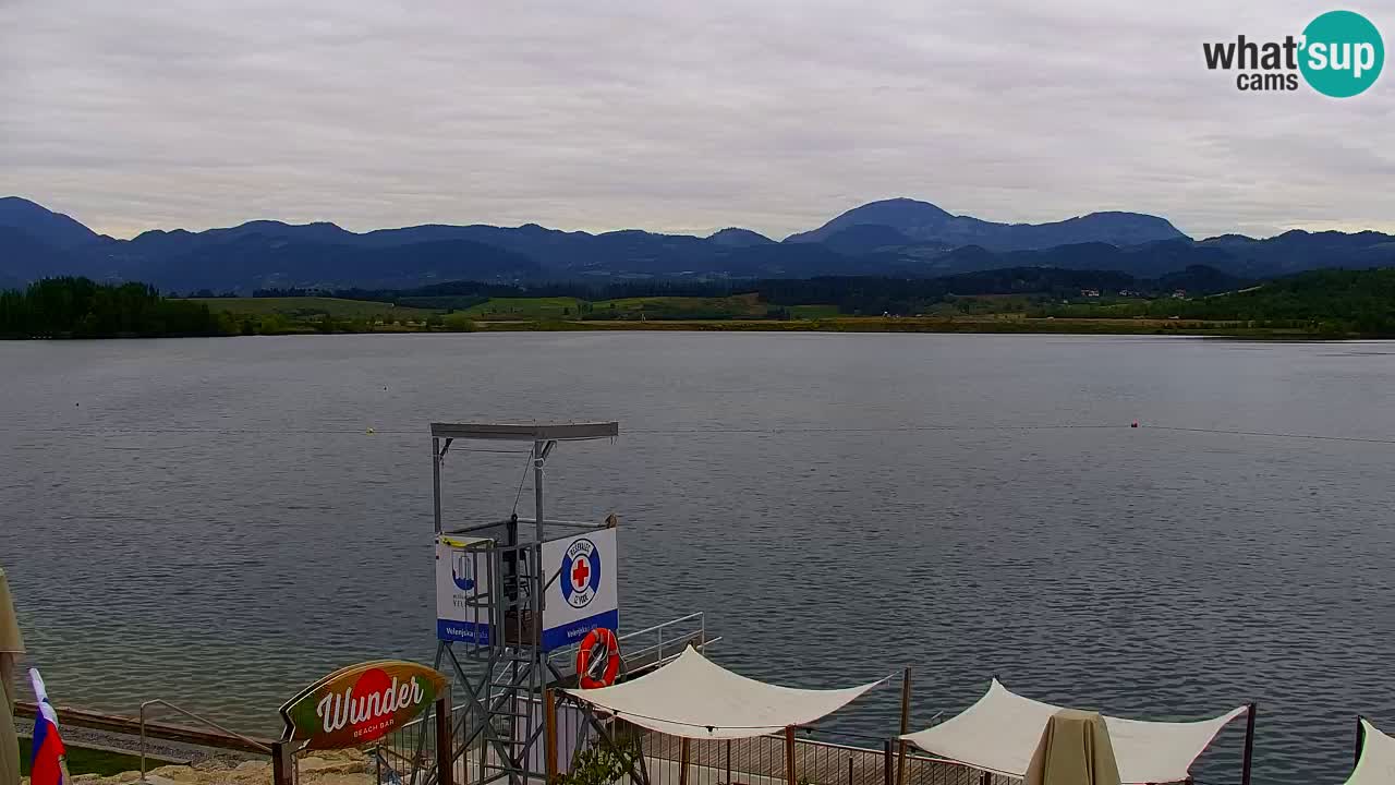 Spletna kamera Velenjsko jezero – Pogled v živo z Velenjske plaže