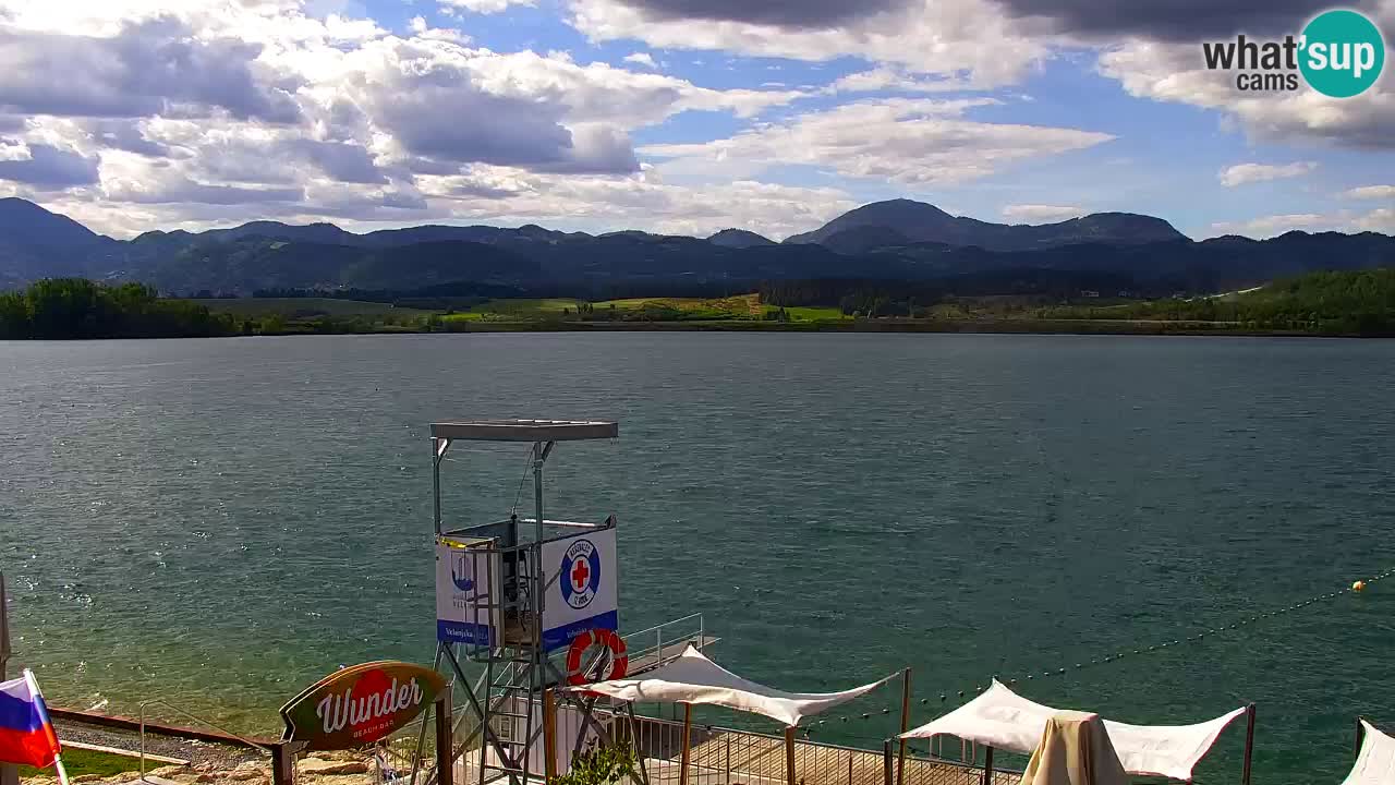 Spletna kamera Velenjsko jezero – Pogled v živo z Velenjske plaže