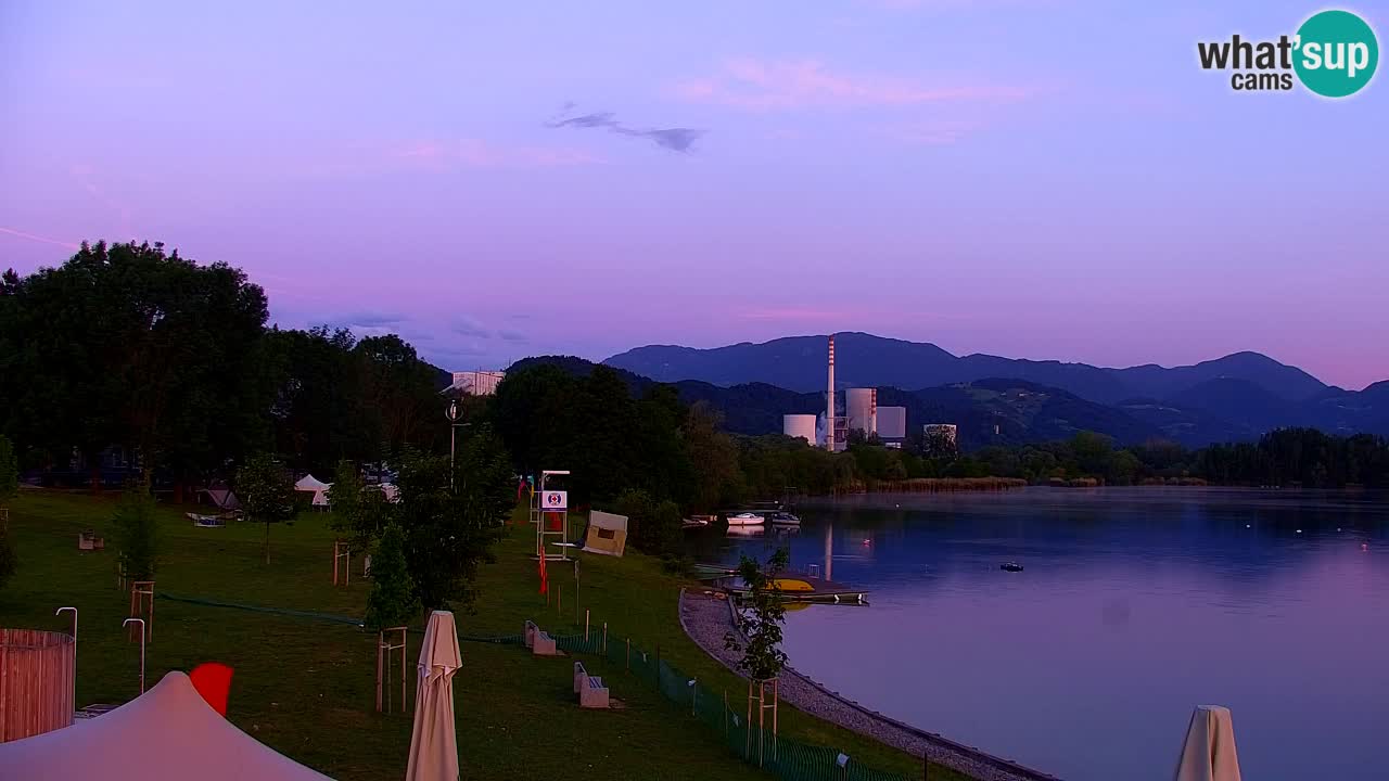 Spletna kamera Velenjsko jezero – Pogled v živo z Velenjske plaže