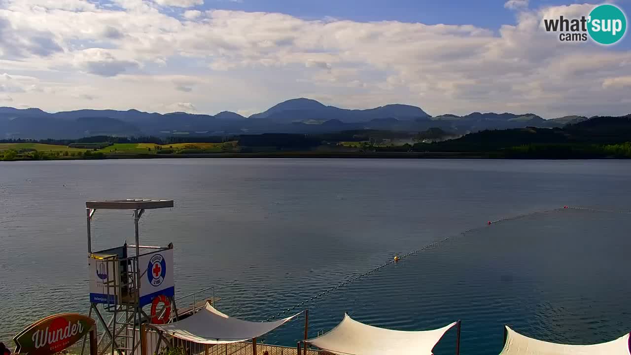 Spletna kamera Velenjsko jezero – Pogled v živo z Velenjske plaže
