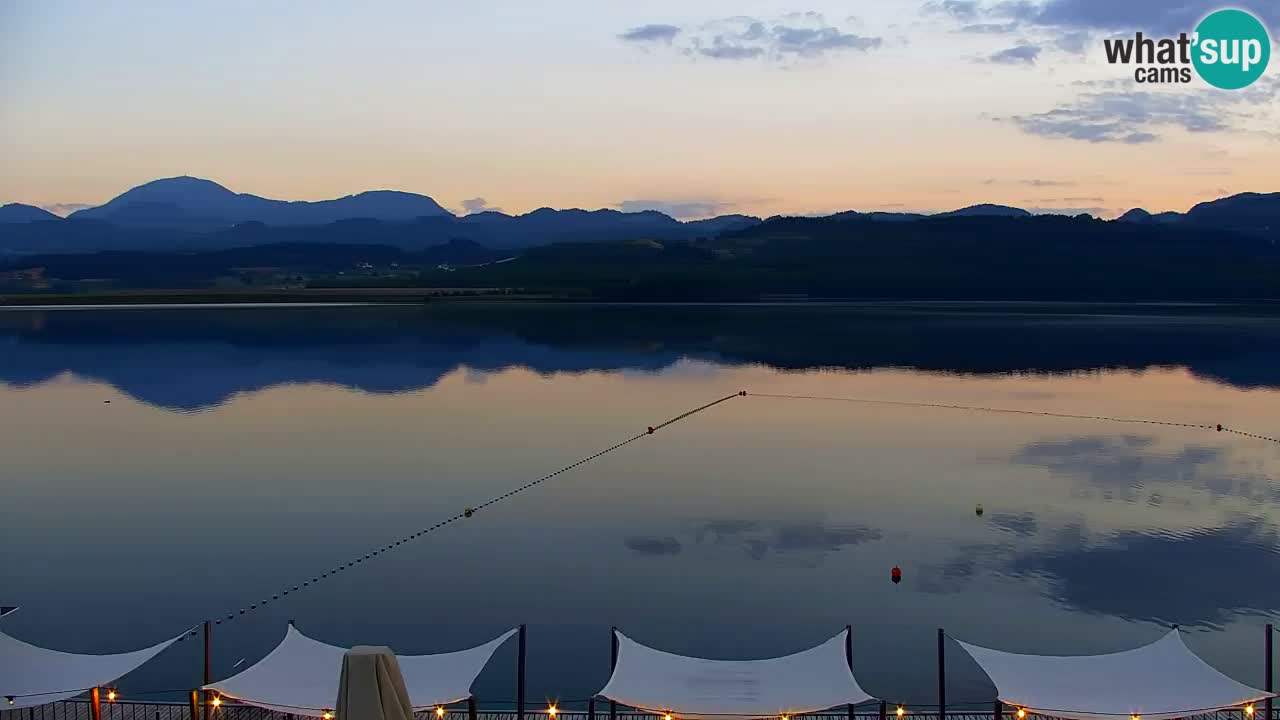 Spletna kamera Velenjsko jezero – Pogled v živo z Velenjske plaže