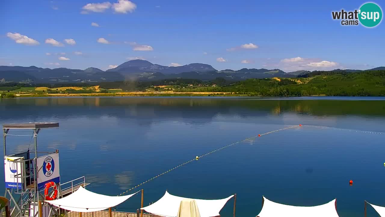 Spletna kamera Velenjsko jezero – Pogled v živo z Velenjske plaže