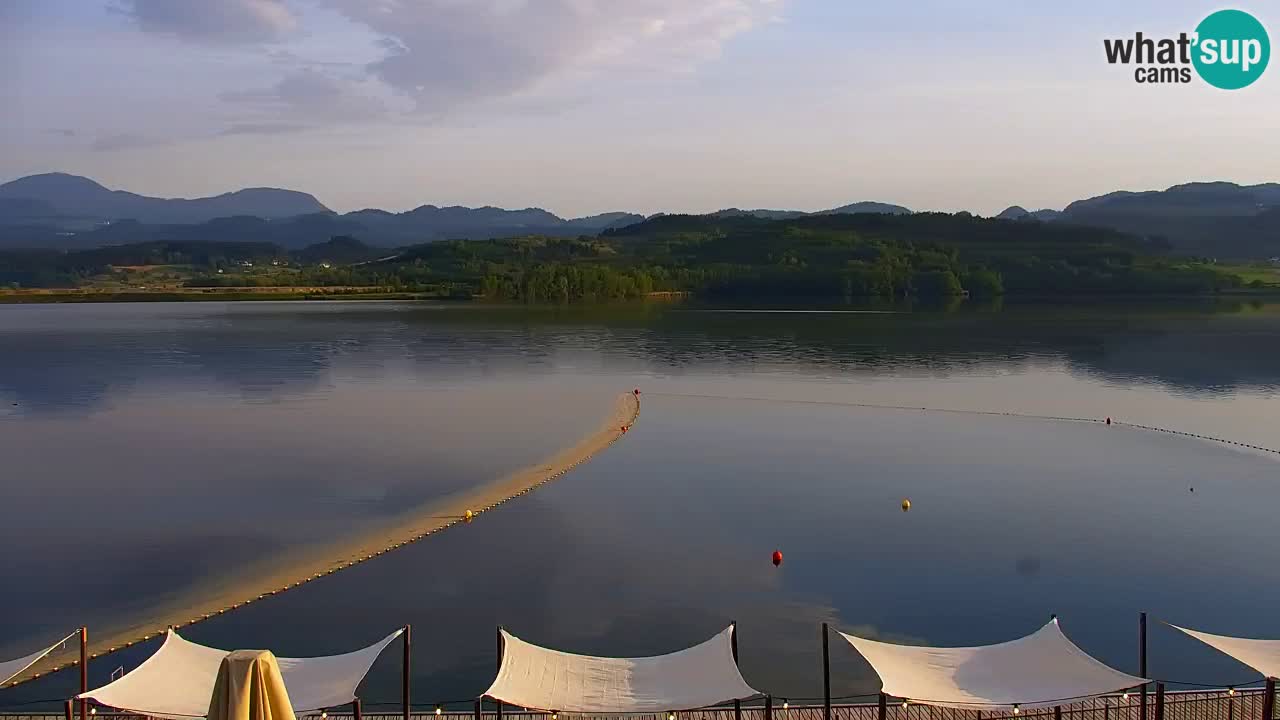 Spletna kamera Velenjsko jezero – Pogled v živo z Velenjske plaže