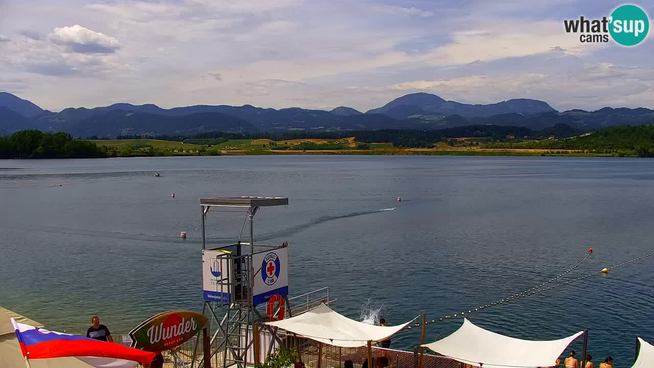 Spletna kamera Velenjsko jezero – Pogled v živo z Velenjske plaže