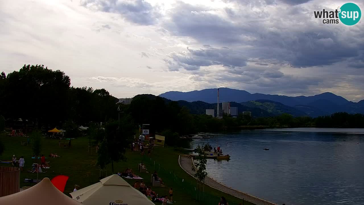 Spletna kamera Velenjsko jezero – Pogled v živo z Velenjske plaže
