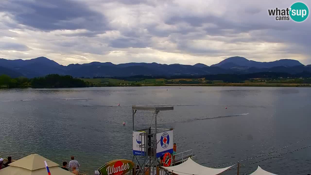 Spletna kamera Velenjsko jezero – Pogled v živo z Velenjske plaže