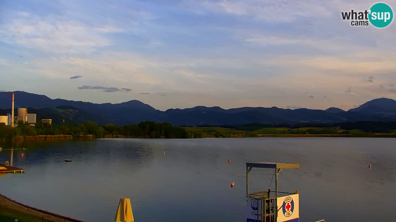Spletna kamera Velenjsko jezero – Pogled v živo z Velenjske plaže