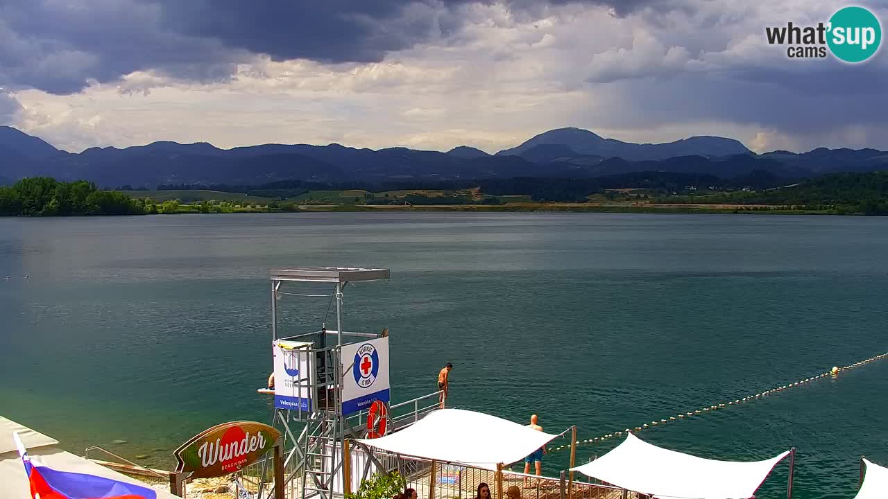 Spletna kamera Velenjsko jezero – Pogled v živo z Velenjske plaže