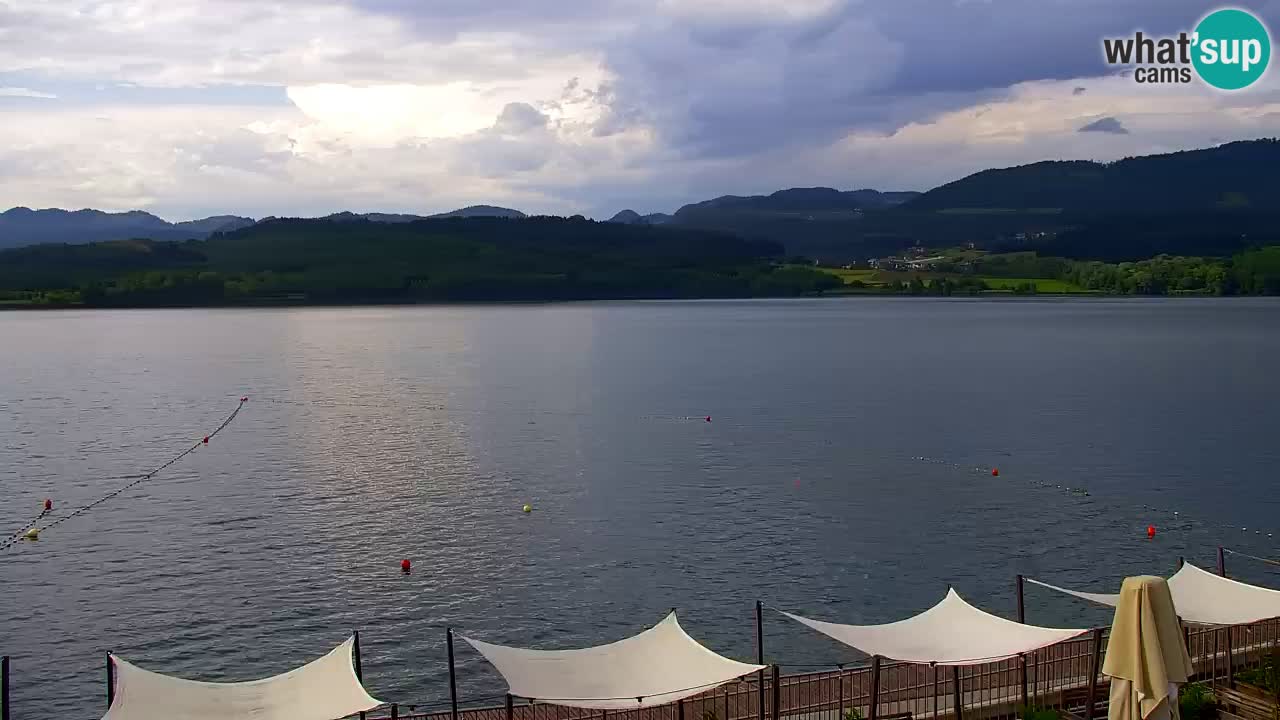 Spletna kamera Velenjsko jezero – Pogled v živo z Velenjske plaže