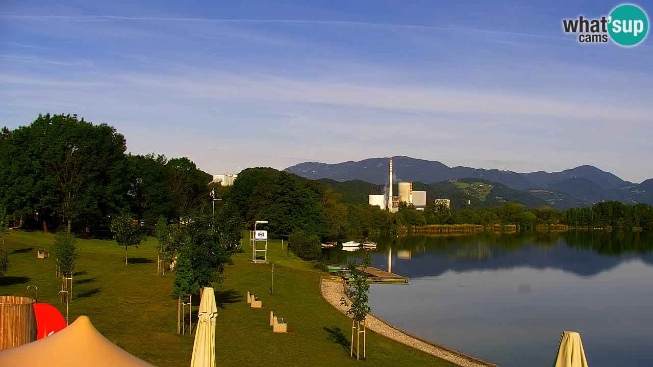 Spletna kamera Velenjsko jezero – Pogled v živo z Velenjske plaže