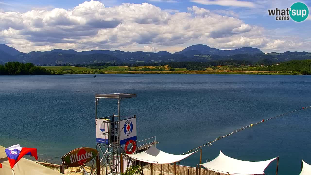 Spletna kamera Velenjsko jezero – Pogled v živo z Velenjske plaže