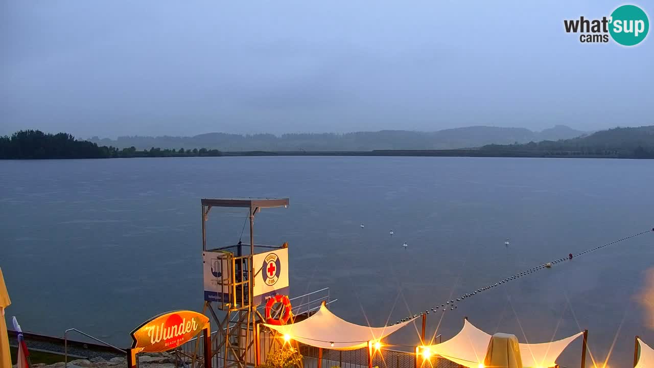 Spletna kamera Velenjsko jezero – Pogled v živo z Velenjske plaže