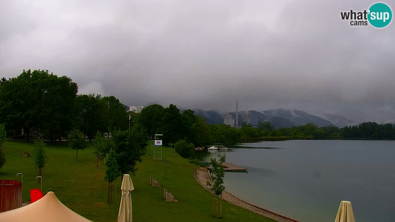 Spletna kamera Velenjsko jezero – Pogled v živo z Velenjske plaže