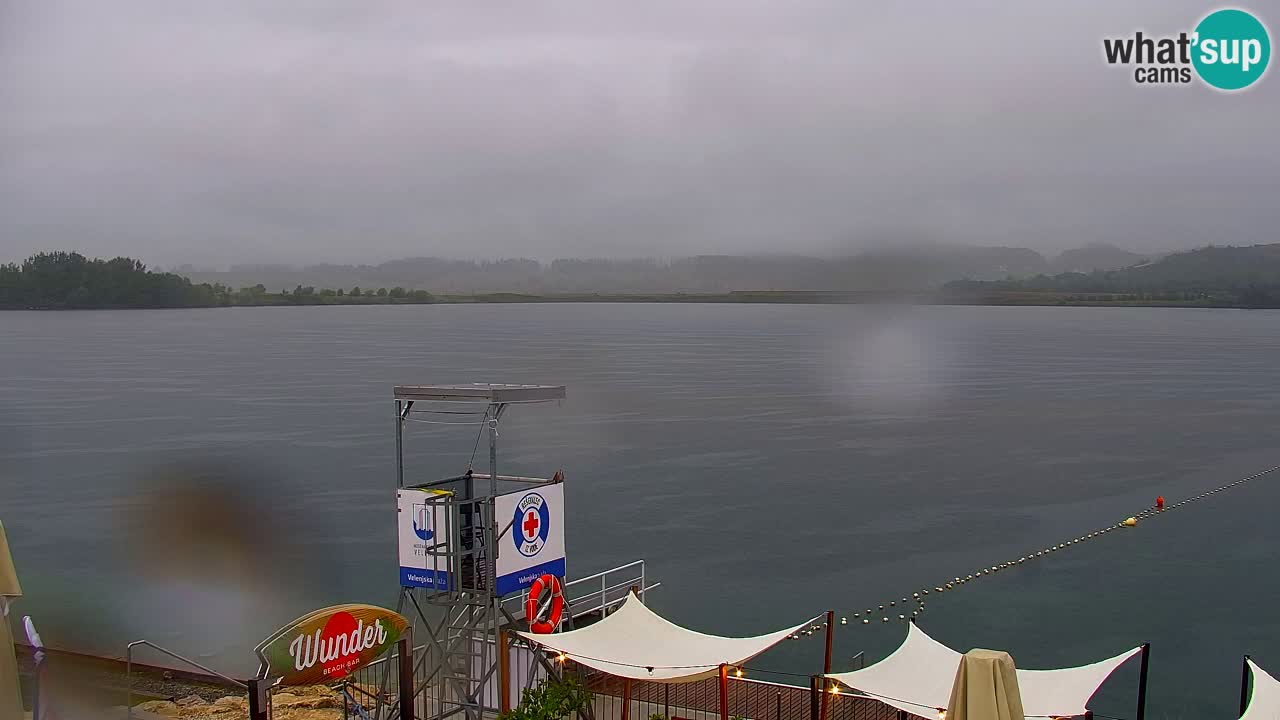 Spletna kamera Velenjsko jezero – Pogled v živo z Velenjske plaže
