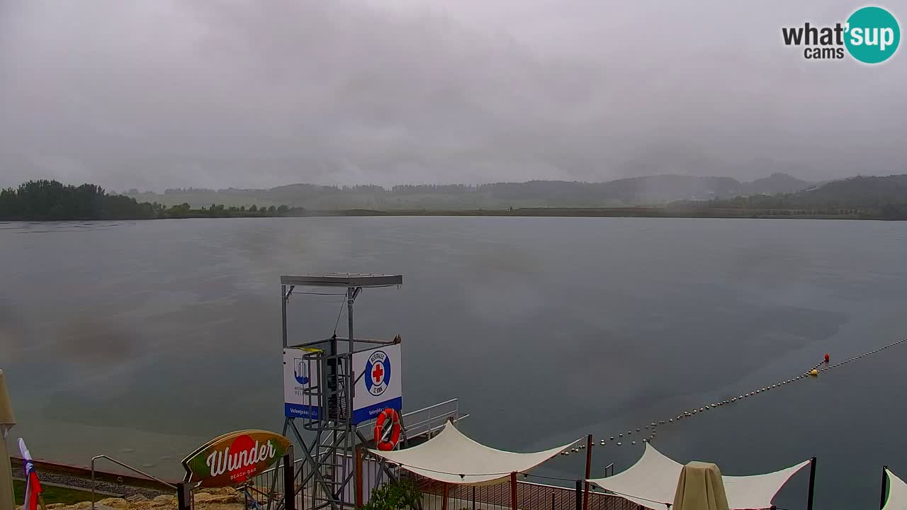 Spletna kamera Velenjsko jezero – Pogled v živo z Velenjske plaže