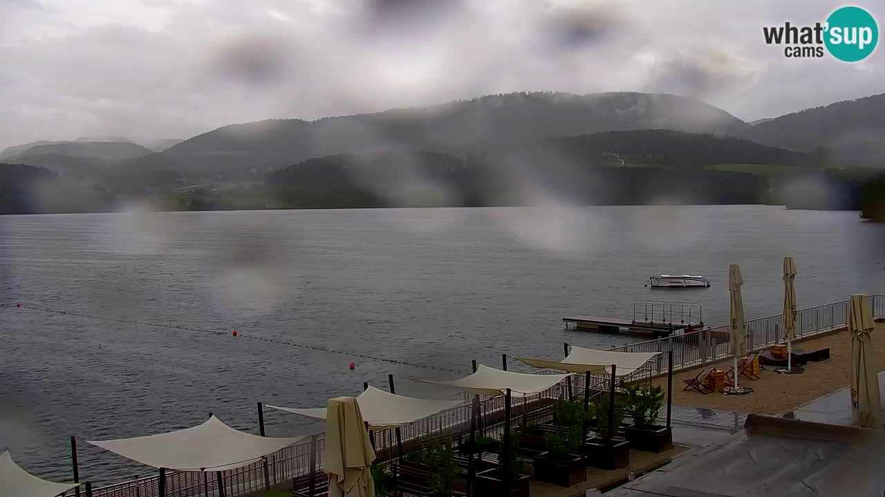 Spletna kamera Velenjsko jezero – Pogled v živo z Velenjske plaže