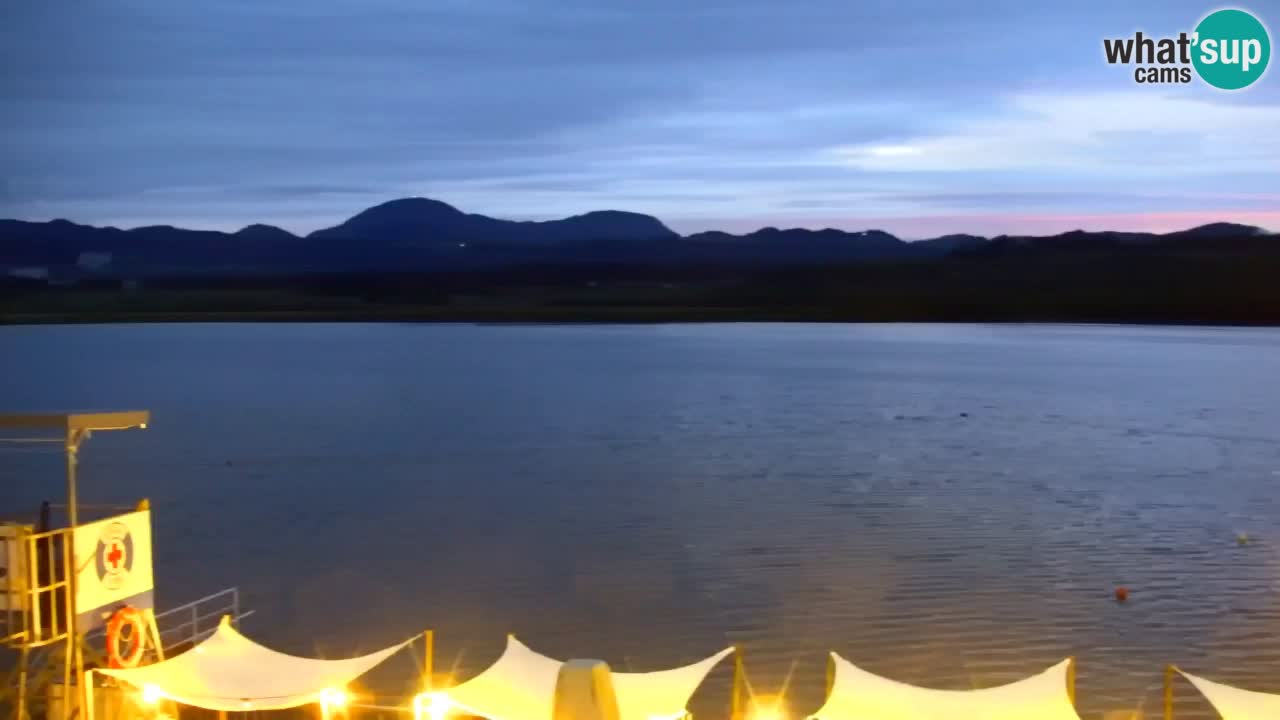 Spletna kamera Velenjsko jezero – Pogled v živo z Velenjske plaže