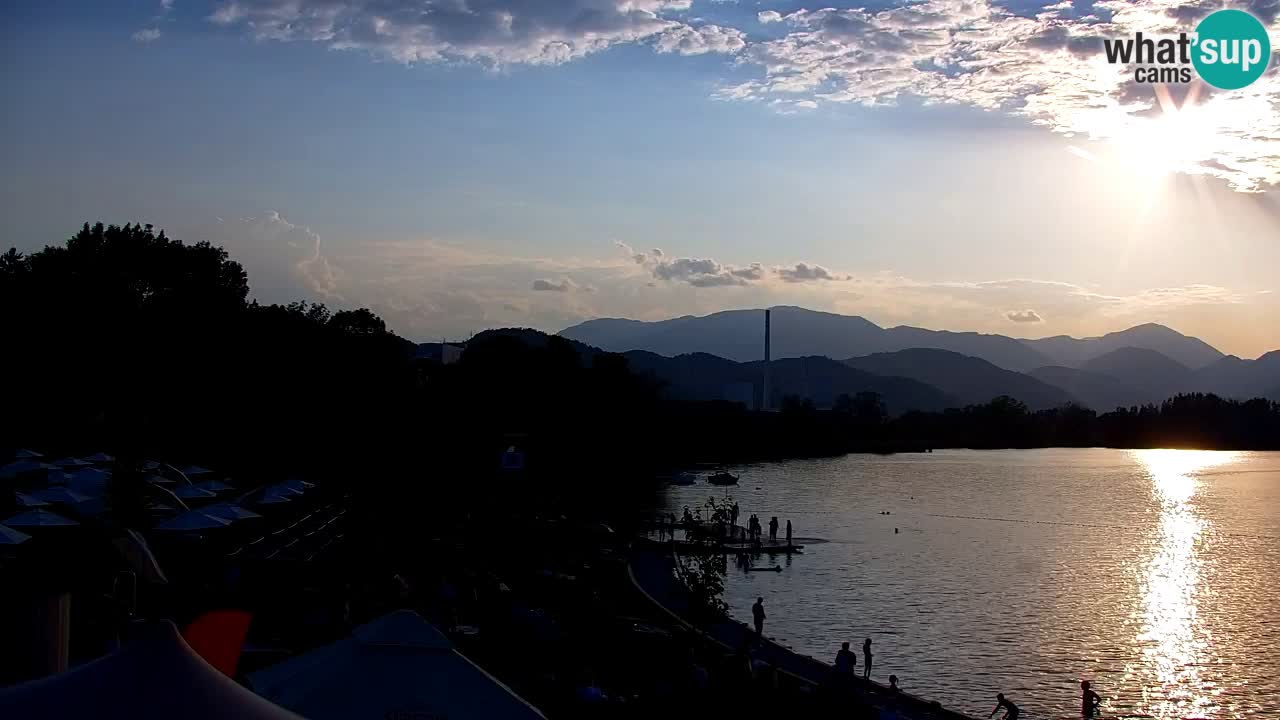 Spletna kamera Velenjsko jezero – Pogled v živo z Velenjske plaže