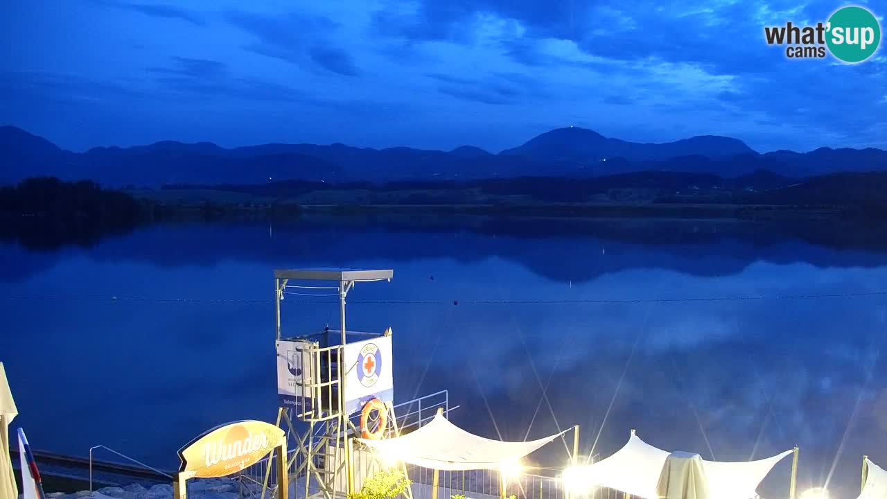 Spletna kamera Velenjsko jezero – Pogled v živo z Velenjske plaže